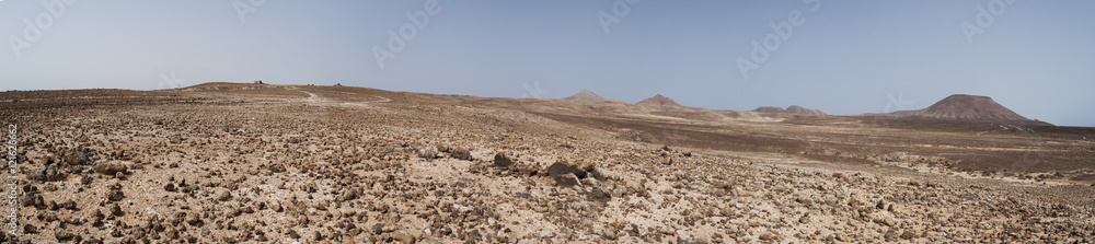 Fuerteventura, Isole Canarie: vista del paesaggio dell'isola con le montagne e la terra desertica il 31 agosto 2016