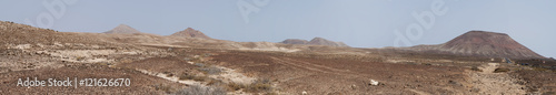 Fuerteventura, Isole Canarie: vista del paesaggio dell'isola con le montagne e la terra desertica il 31 agosto 2016