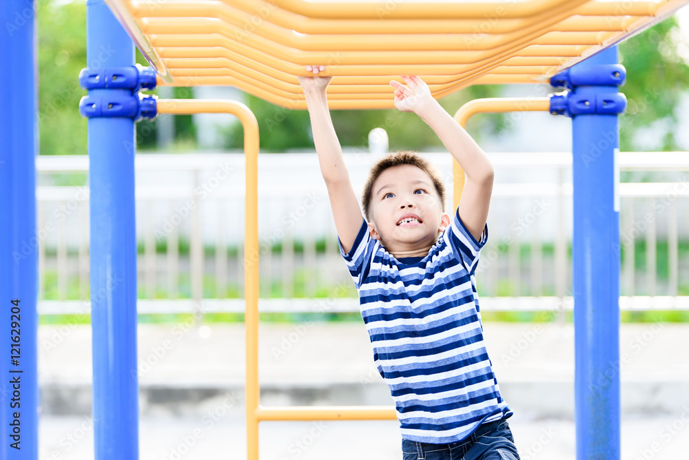 Obraz premium Boy play with bar