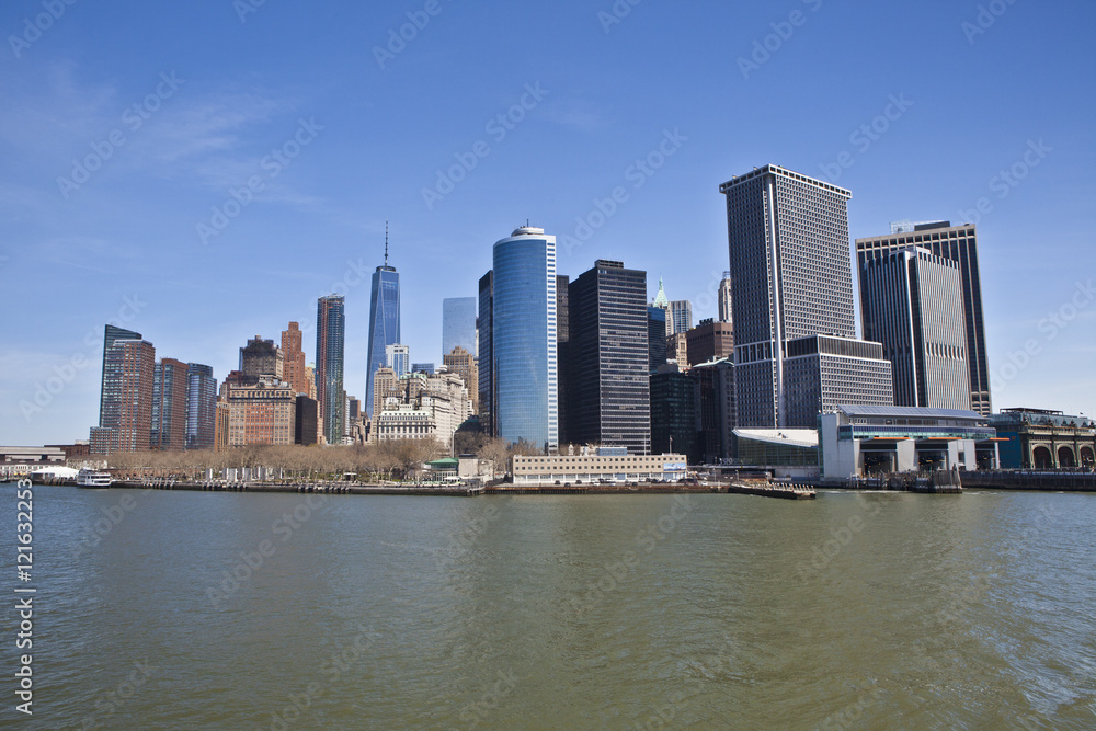Fototapeta premium NYC Skyline East River State Island