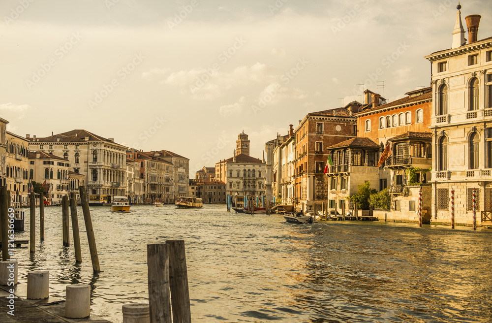 канал в венеции.  улица старые здания канал. 