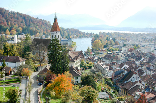 スイス トゥーン城から望む秋のトゥーン湖とアルプス