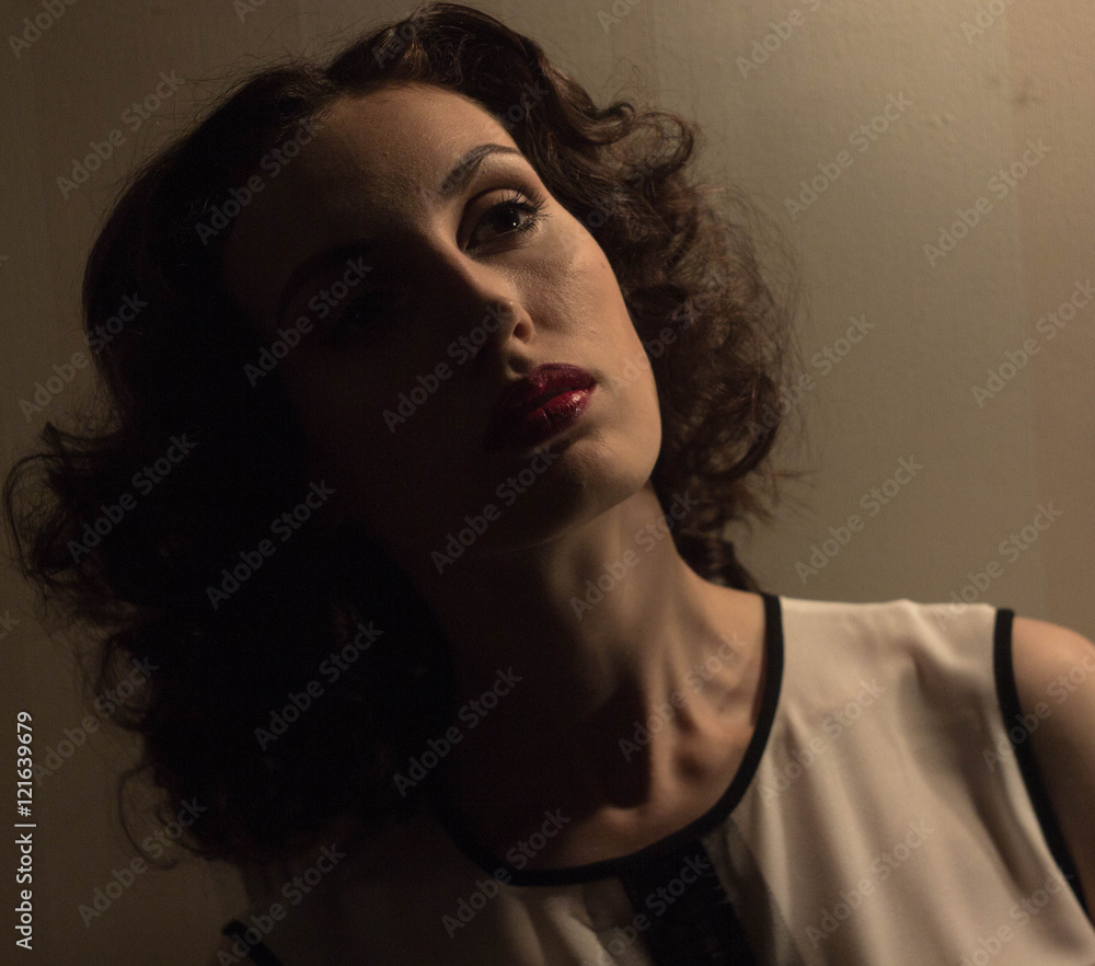 Портрет девушки модели в образе голливудской кинодивы двадцатого века мода стиль красота ностальгия портрет кинематограф