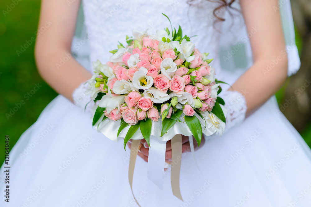 Букет в руках у невесты