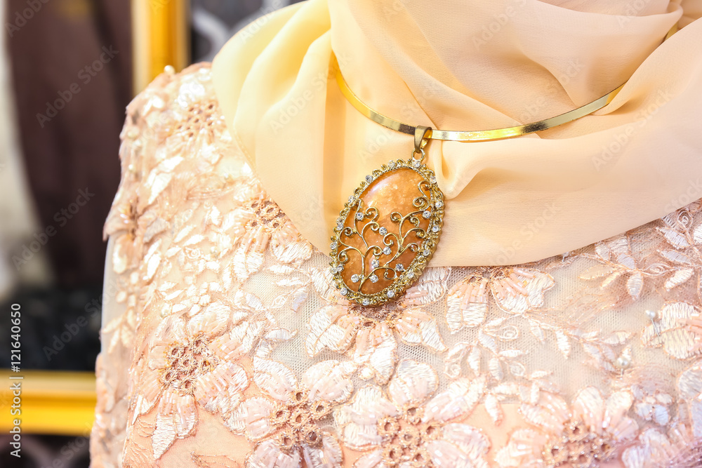 Diamond necklace for wedding dress muslim