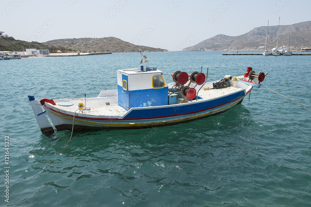 Einzelnes Fischerboot am Hafen, auf der Insel Lipsi, Dodekanes, Griechenland