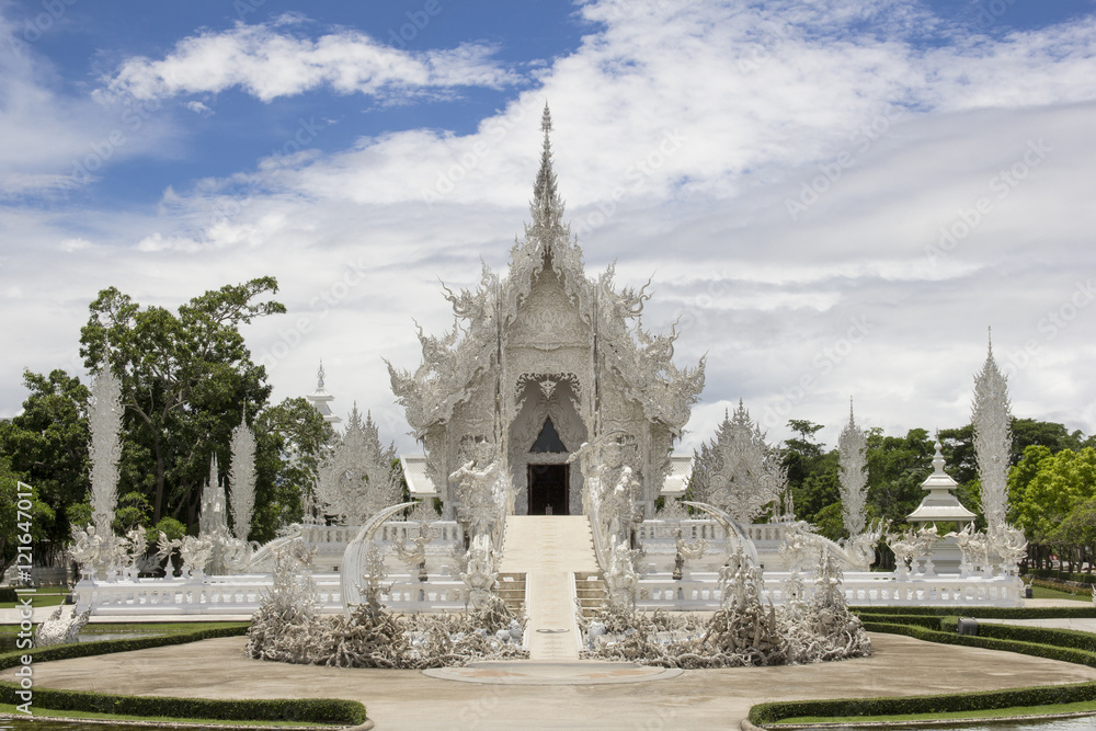 Front White temple wat rong khun