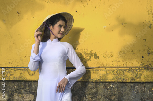 Foto Beautiful woman with Vietnam culture traditional dress, Ao dai is famous traditi