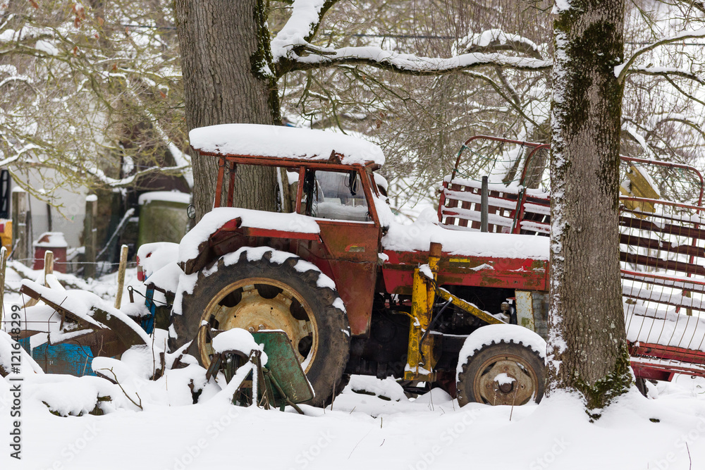 Viejo tractor abandonado entre la nieve Viejo tractor abandonado entre la nieve