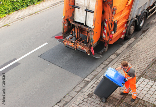 Müll, Papiermüll, Altpapier, Mülltonne wird entleert 
