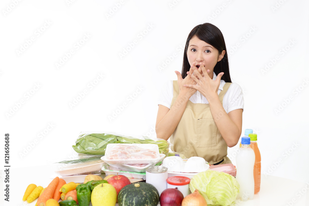 驚いた表情の主婦