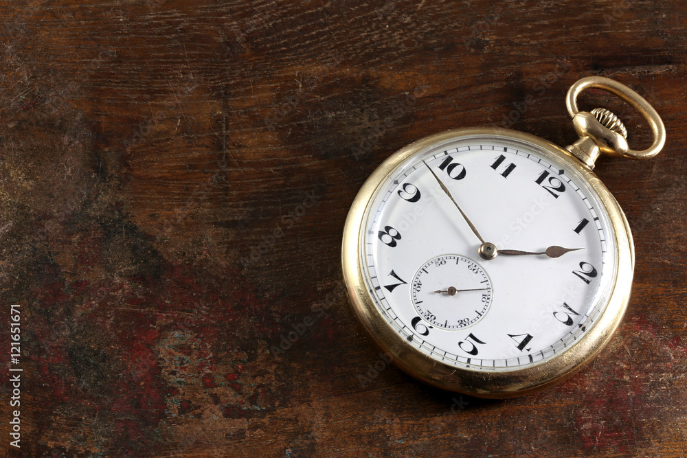 schweizer Taschenuhr aus 585 Gold auf Holztisch schweizer Taschenuhr aus 585 Gold auf Holztisch