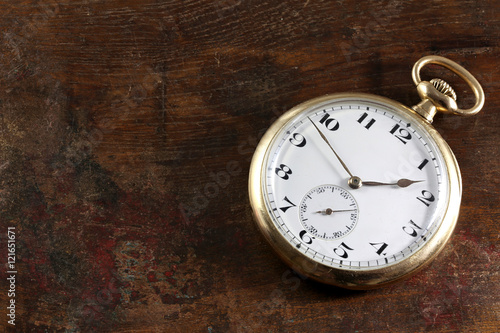 Wallpaper Mural schweizer Taschenuhr aus 585 Gold auf Holztisch Torontodigital.ca