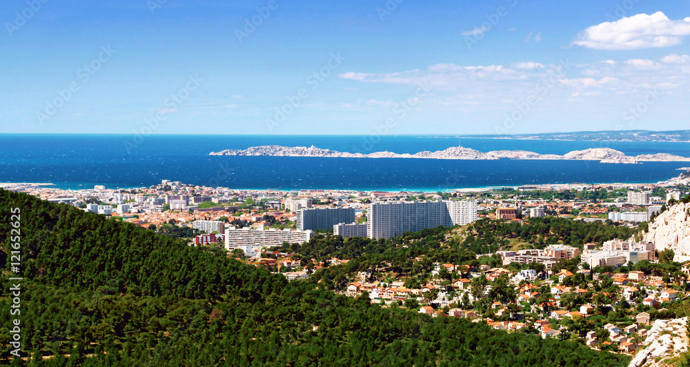 Marseille au creux des collines