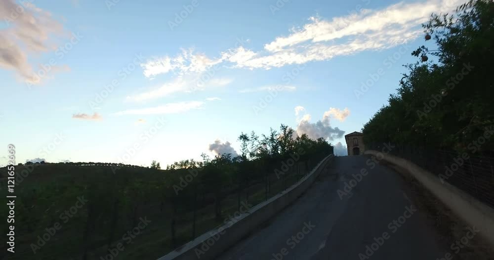 Camminando su una strada in una campagna al tramonto. Camminando su una strada in una campagna al tramonto.