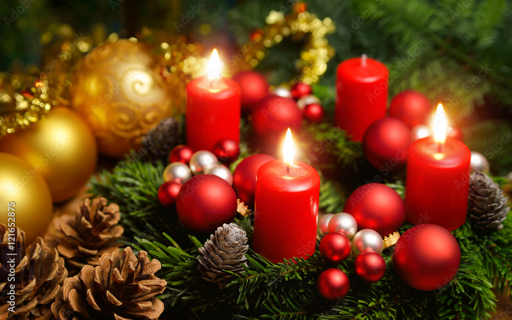 Dritter Advent, Dekoration mit roten Kerzen, Tannenzapfen und goldenen Kugeln