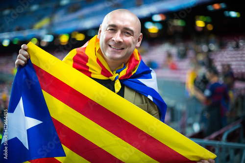 Fototapeta Fan piłki nożnej z flagą Katalonii