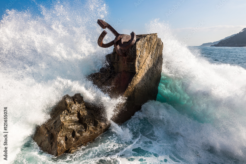 Obraz premium Rzeźba „Peine de los Vientos” w San Sebastian w Hiszpanii