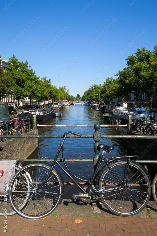 Fahrrad vor Kanal (Gracht) in Amsterdam