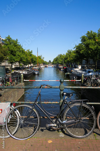 Fahrrad vor Kanal (Gracht) in Amsterdam