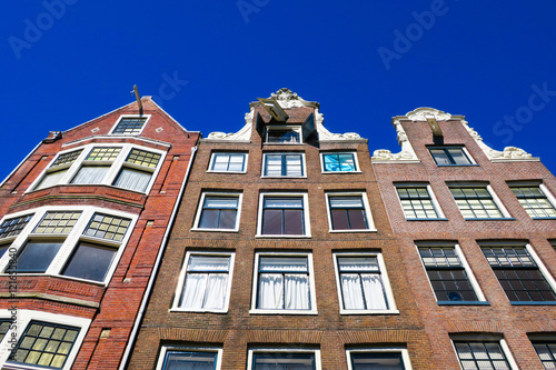 Bunte Häuserzeile in Amsterdam