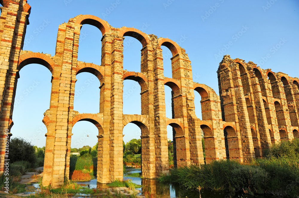 Obraz premium Acueducto romano de los Milagros en la ciudad romana de Emerita Augusta actual Mérida, España