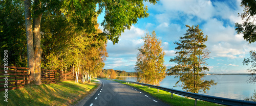 Φωτογραφία asphalt road at seaside at sunset in autumn