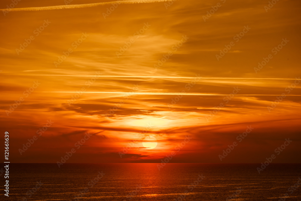 Fototapeta premium Piękny złocisty zachód słońca z widokiem na ocean