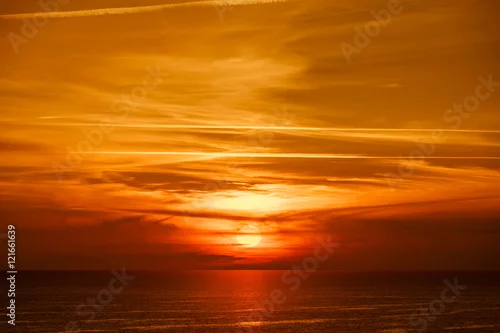 Obraz Piękny złocisty zachód słońca z widokiem na ocean