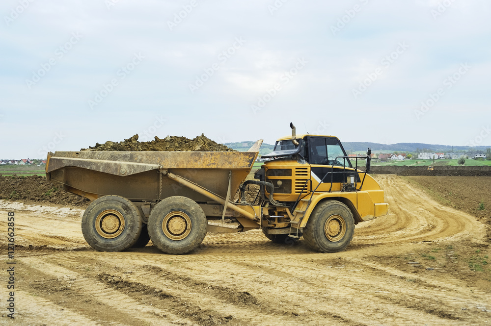 Obraz premium Muldenkipper auf der Baustelle fährt eine Kurve