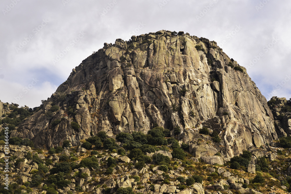 Pico de la Miel, en la Sierra de la Cabrera, de 1.392 m 2 y su longitud es de aproximadamente cuatro kilómetros. Pertenece a la Comunidad de Madrid. España