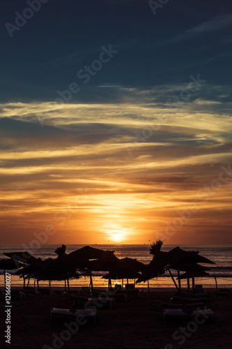 Romantyczny zachód słońca na plaży z widokiem na ocean  © Marek AGInt