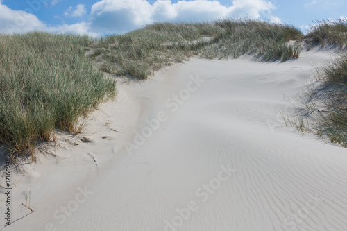 Weg durch die hohen Dünen am Strand