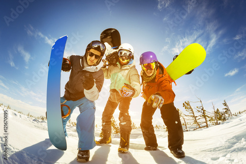snowboardzisci-na-tle-niebieskiego-nieba-w-gorach