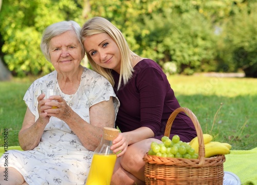 Obraz na płótnie Elderly woman and young woman at the picnic. w salonie
