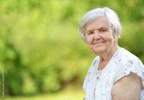 Obraz na płótnie Senior woman smiling in park. w salonie