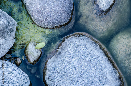 Kamienie w stawie © mangomouse
