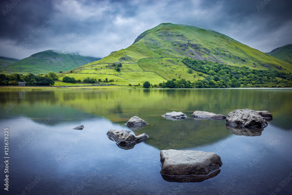 Obraz premium Stones in Water at the Shore of Cumbrian Lake
