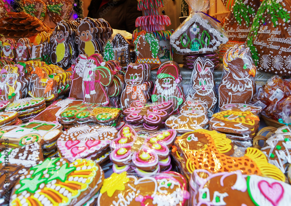 Naklejka premium Colorful gingerbread stall with icing in Riga Christmas Market