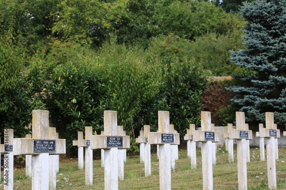 Commonweatlth war Graves. Tombes de guerre Commonwealth. Cimetire militaire Franais comprenant 328 tombes de ColumŽriens, d'Anglais, Hollandais et d'Africains morts pour la France en 1914-1918.