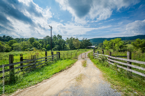 Fototapeta Naklejka Na Ścianę i Meble -  Dirt road in the rural Shenandoah Valley, Virginia.