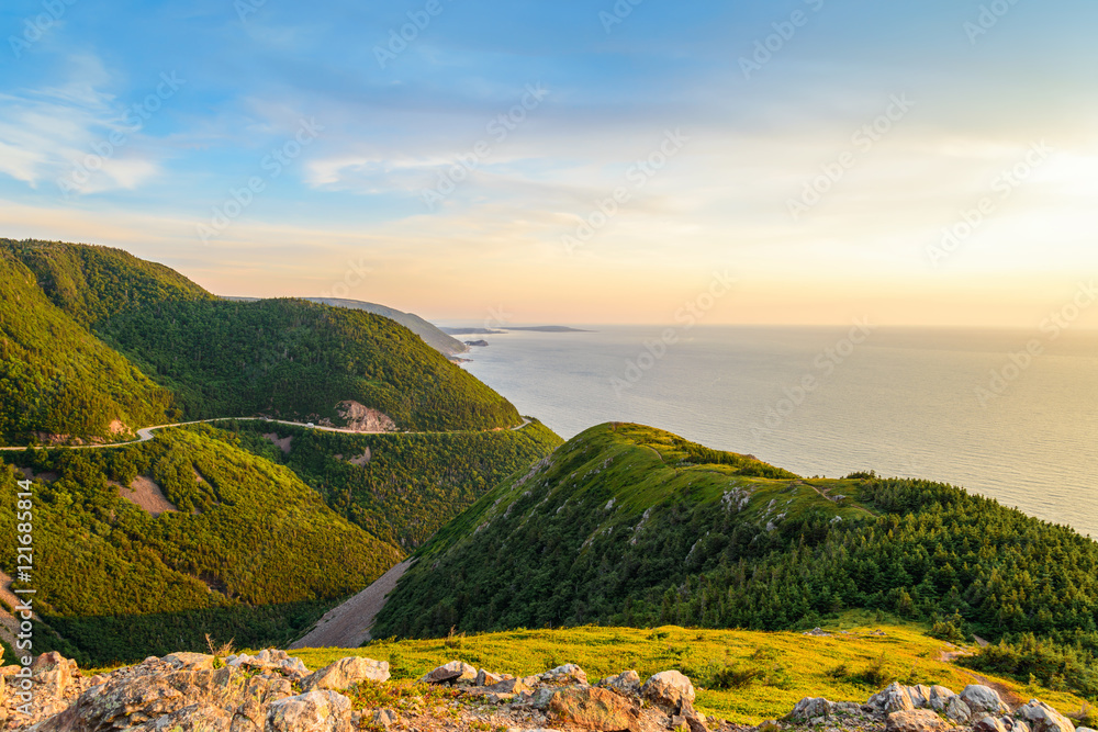 Fototapeta premium Punkt widokowy Skyline Trail o zachodzie słońca (French Mountain, Cape Breton, Nowa Szkocja, Kanada)