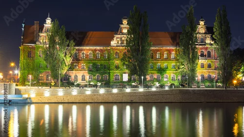 Naklejka na ścianę piękny budynek we Wrocławiu w nocy, Polska