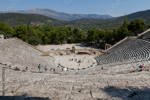 Ruines du théâtre antique d'Epidaure photo