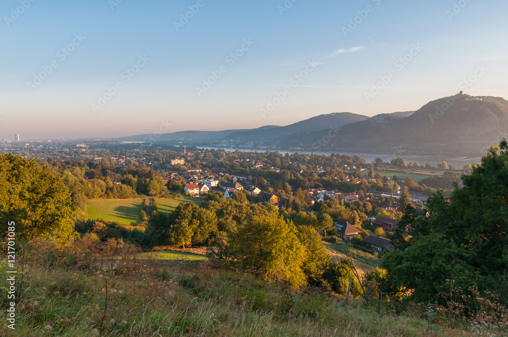 Blick zum Siebengebirge am Morgen; Deutschland