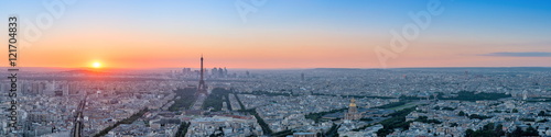 Panorama de la ville de Paris au coucher du soleil . © pixel974