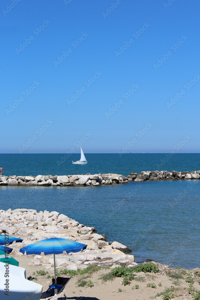 Fototapeta premium sailboat and cliffs