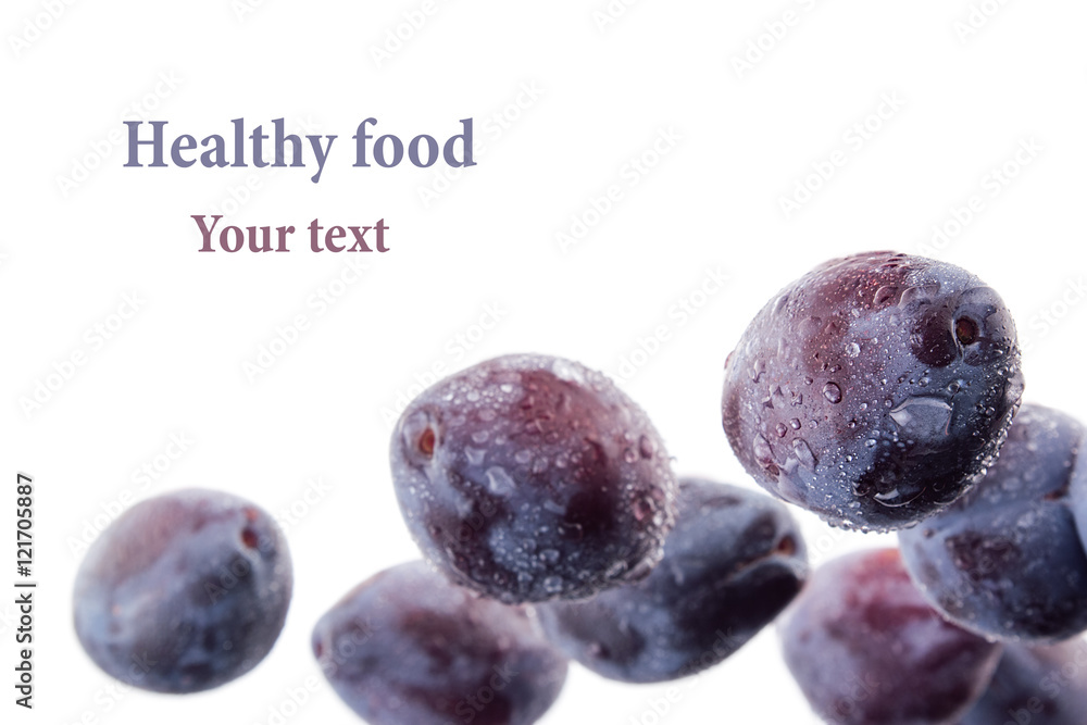 Obraz premium Ripe fresh wet plums isolated on white background. Decorative frame. Food background.