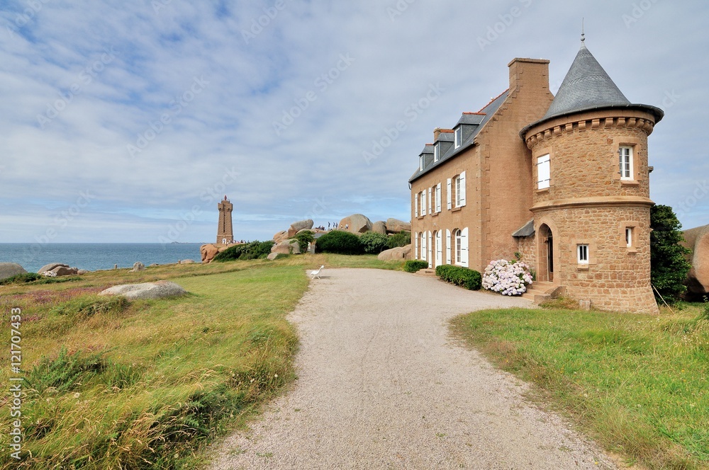 Le phare de Ploumanach sur la côte de granit rose en Bretagne