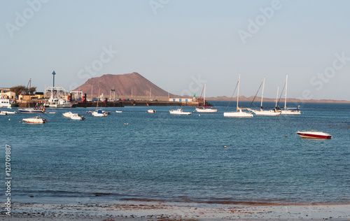 Fuerteventura, Isole Canarie: barche a vela e la vista dell'Isolotto di Lobos, che si trova 2 chilometri a nord di Corralejo photo